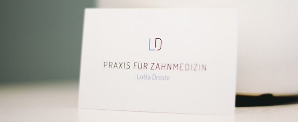 zahnaerztin_lotta_droste_visitenkarte.jpg